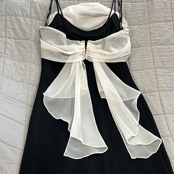 Night Way Collections. Beautiful long black evening dress. Size 8 never worn - Picture 7 of 15